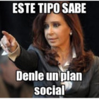 ESTE TIPO SABE. Denle un plan social